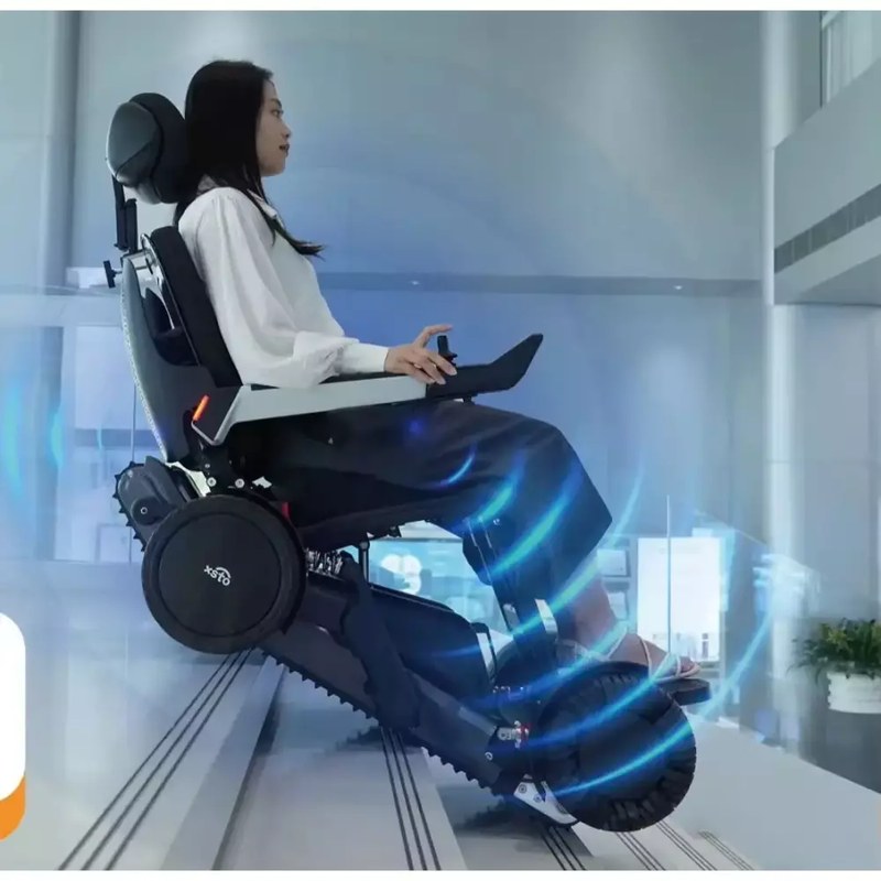 AI 안정화 기술로 계단을 내려가는 XSTO X12